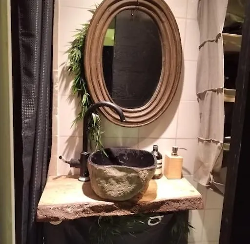 Boheme Dans Le 5e Lägenhet *